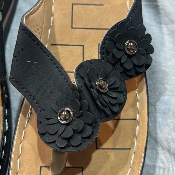 New faux black sandals with flower designs size 39 but fits like a 38 - Picture 2 of 3